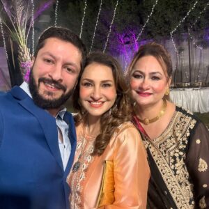 Saba Faisal Instagram - لاہور کا موسم اپنوں کی خوشی اور اس پے سونے پے سہاگا میرے 

سارے اپنوں کا ملاپ 😍یے سب زندگی اور موقعوں سے ملتا ہے 

زندگی بہت مختصر ہے جس نے اس کے ایک اک لمحے کو مسرت سے 

گزار لیا اُس نے اس  زندگی جَیسی نعمت کا  ذائقہ چکھ لیا 😘اللّٰہ ہم 

سب کو اپنے بزرگوں کے ساتھ اور خونی رشتوں کے ساتھ یے پل 

گزارنےکا موقع دے ہر خوشی اور غم میں 🙏امین

My make up and hair done by @hinashahmakeuplounge @mamoona_colourist
