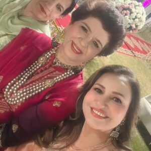 Saba Faisal Instagram - لاہور کا موسم اپنوں کی خوشی اور اس پے سونے پے سہاگا میرے 

سارے اپنوں کا ملاپ 😍یے سب زندگی اور موقعوں سے ملتا ہے 

زندگی بہت مختصر ہے جس نے اس کے ایک اک لمحے کو مسرت سے 

گزار لیا اُس نے اس  زندگی جَیسی نعمت کا  ذائقہ چکھ لیا 😘اللّٰہ ہم 

سب کو اپنے بزرگوں کے ساتھ اور خونی رشتوں کے ساتھ یے پل 

گزارنےکا موقع دے ہر خوشی اور غم میں 🙏امین

My make up and hair done by @hinashahmakeuplounge @mamoona_colourist