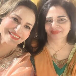 Saba Faisal Instagram - لاہور کا موسم اپنوں کی خوشی اور اس پے سونے پے سہاگا میرے 

سارے اپنوں کا ملاپ 😍یے سب زندگی اور موقعوں سے ملتا ہے 

زندگی بہت مختصر ہے جس نے اس کے ایک اک لمحے کو مسرت سے 

گزار لیا اُس نے اس  زندگی جَیسی نعمت کا  ذائقہ چکھ لیا 😘اللّٰہ ہم 

سب کو اپنے بزرگوں کے ساتھ اور خونی رشتوں کے ساتھ یے پل 

گزارنےکا موقع دے ہر خوشی اور غم میں 🙏امین

My make up and hair done by @hinashahmakeuplounge @mamoona_colourist
