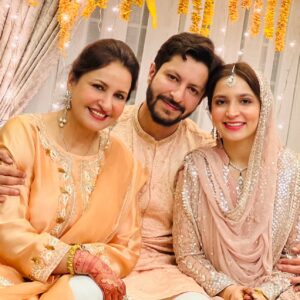 Saba Faisal Instagram - میرے گھر اور میرے پیارے خاندان میں برکت اور رونق میں اضافہ 

کرنے اور گھر کو مثبت رویئے سے جنت بنانے اور ہمارے دلوں میں اپنی 

محبت پانے کے لیے شکریہ ♥️میرے ارسلان کو عزت اور ہم سب کو 

حذیفہ جیسا تحفہ دینے کے لیے شکریہ🌹2024 اس ایک سال میں اتنا 

سب کچھ دینے کے لیے محبت بھرا شکریہ ممّی  کی  جان♥️♥️♥️

میرے ارسلان کے ساتھ سینکڑوں سال ایسے محبت اور احساس کے 

ساتھ گزریں یہی میرے دُعا ہے آپ دونوں کے لیے ♥️♥️♥️

Happiest 1st Wadding Anniversary to both of you 💕💓😘😍