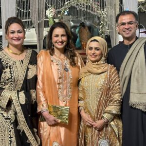 Saba Faisal Instagram - لاہور کا موسم اپنوں کی خوشی اور اس پے سونے پے سہاگا میرے 

سارے اپنوں کا ملاپ 😍یے سب زندگی اور موقعوں سے ملتا ہے 

زندگی بہت مختصر ہے جس نے اس کے ایک اک لمحے کو مسرت سے 

گزار لیا اُس نے اس  زندگی جَیسی نعمت کا  ذائقہ چکھ لیا 😘اللّٰہ ہم 

سب کو اپنے بزرگوں کے ساتھ اور خونی رشتوں کے ساتھ یے پل 

گزارنےکا موقع دے ہر خوشی اور غم میں 🙏امین

My make up and hair done by @hinashahmakeuplounge @mamoona_colourist