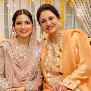 Saba Faisal Instagram - میرے گھر اور میرے پیارے خاندان میں برکت اور رونق میں اضافہ 

کرنے اور گھر کو مثبت رویئے سے جنت بنانے اور ہمارے دلوں میں اپنی 

محبت پانے کے لیے شکریہ ♥️میرے ارسلان کو عزت اور ہم سب کو 

حذیفہ جیسا تحفہ دینے کے لیے شکریہ🌹2024 اس ایک سال میں اتنا 

سب کچھ دینے کے لیے محبت بھرا شکریہ ممّی  کی  جان♥️♥️♥️

میرے ارسلان کے ساتھ سینکڑوں سال ایسے محبت اور احساس کے 

ساتھ گزریں یہی میرے دُعا ہے آپ دونوں کے لیے ♥️♥️♥️

Happiest 1st Wadding Anniversary to both of you 💕💓😘😍