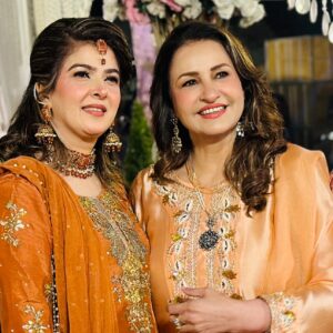 Saba Faisal Instagram - لاہور کا موسم اپنوں کی خوشی اور اس پے سونے پے سہاگا میرے 

سارے اپنوں کا ملاپ 😍یے سب زندگی اور موقعوں سے ملتا ہے 

زندگی بہت مختصر ہے جس نے اس کے ایک اک لمحے کو مسرت سے 

گزار لیا اُس نے اس  زندگی جَیسی نعمت کا  ذائقہ چکھ لیا 😘اللّٰہ ہم 

سب کو اپنے بزرگوں کے ساتھ اور خونی رشتوں کے ساتھ یے پل 

گزارنےکا موقع دے ہر خوشی اور غم میں 🙏امین

My make up and hair done by @hinashahmakeuplounge @mamoona_colourist