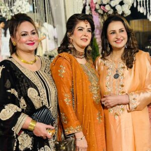 Saba Faisal Instagram - لاہور کا موسم اپنوں کی خوشی اور اس پے سونے پے سہاگا میرے 

سارے اپنوں کا ملاپ 😍یے سب زندگی اور موقعوں سے ملتا ہے 

زندگی بہت مختصر ہے جس نے اس کے ایک اک لمحے کو مسرت سے 

گزار لیا اُس نے اس  زندگی جَیسی نعمت کا  ذائقہ چکھ لیا 😘اللّٰہ ہم 

سب کو اپنے بزرگوں کے ساتھ اور خونی رشتوں کے ساتھ یے پل 

گزارنےکا موقع دے ہر خوشی اور غم میں 🙏امین

My make up and hair done by @hinashahmakeuplounge @mamoona_colourist