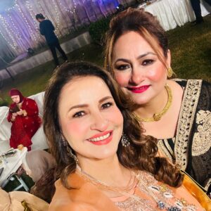Saba Faisal Instagram - لاہور کا موسم اپنوں کی خوشی اور اس پے سونے پے سہاگا میرے 

سارے اپنوں کا ملاپ 😍یے سب زندگی اور موقعوں سے ملتا ہے 

زندگی بہت مختصر ہے جس نے اس کے ایک اک لمحے کو مسرت سے 

گزار لیا اُس نے اس  زندگی جَیسی نعمت کا  ذائقہ چکھ لیا 😘اللّٰہ ہم 

سب کو اپنے بزرگوں کے ساتھ اور خونی رشتوں کے ساتھ یے پل 

گزارنےکا موقع دے ہر خوشی اور غم میں 🙏امین

My make up and hair done by @hinashahmakeuplounge @mamoona_colourist