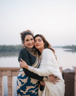 Saba Faisal Instagram - My Mama’s sweet 16😝🫶🌹🌈

You are blessed when you are loved by soooo many people from friends,family and fraternity 🙏🏻♥️

I’m so blessed to be your only daughter my Maa ✨🫶♥️
God have given you so much because of your heart and purest soul!
We all love you like anything 💕🌈♥️

Thankful to all the people who made it and flew just to be a part of my Mama’s BIG day🌹💕✨♥️❤️

Big thanks to the following :

Photography @hussain.mandviwala 🫶
Hair and makeup @zehrasaesthetix 
Decor @zehrasaesthetix @springeventspk 
Cake @sachascakes 
Food @mfc_eventspk 
My saree @nosheenkhalid.official 
Mama’s saree @saareeka_official 

Thankyou everyone 🫶🙏🏻