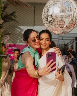 Saba Faisal Instagram - My Mama’s sweet 16😝🫶🌹🌈

You are blessed when you are loved by soooo many people from friends,family and fraternity 🙏🏻♥️

I’m so blessed to be your only daughter my Maa ✨🫶♥️
God have given you so much because of your heart and purest soul!
We all love you like anything 💕🌈♥️

Thankful to all the people who made it and flew just to be a part of my Mama’s BIG day🌹💕✨♥️❤️

Big thanks to the following :

Photography @hussain.mandviwala 🫶
Hair and makeup @zehrasaesthetix 
Decor @zehrasaesthetix @springeventspk 
Cake @sachascakes 
Food @mfc_eventspk 
My saree @nosheenkhalid.official 
Mama’s saree @saareeka_official 

Thankyou everyone 🫶🙏🏻
