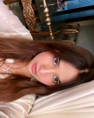 Sabeena Farooq Instagram - Kya ap ko bhi acha mausam akele enjoy krna parta ha aur khud ki khud tareef krni parti ha ? 
#singlelifeproblems