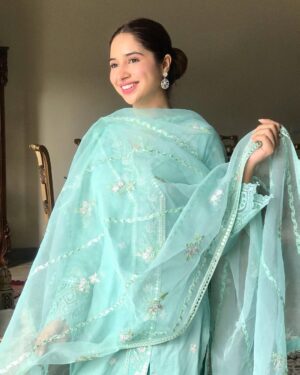 Sabeena Farooq Instagram - Wearing my favourite color for this summer. 
Dress by @daudabbasofficial