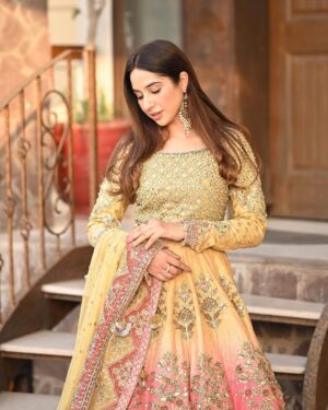 Sabeena Farooq Instagram - Love this traditional @mariabofficial @mariab.couture  look !
#Mariabbrides #Mehndilook
📸📸 @inshalakram_