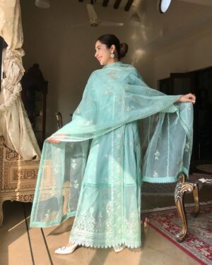 Sabeena Farooq Instagram - Wearing my favourite color for this summer. 
Dress by @daudabbasofficial