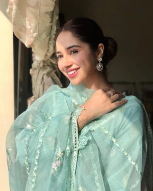 Sabeena Farooq Instagram - Wearing my favourite color for this summer. 
Dress by @daudabbasofficial