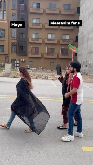 Sabeena Farooq Instagram - Following the trend ft Haya. 
@hafsasiddiquiiii 
@usmantoor26 
Video credits @hassancheema815