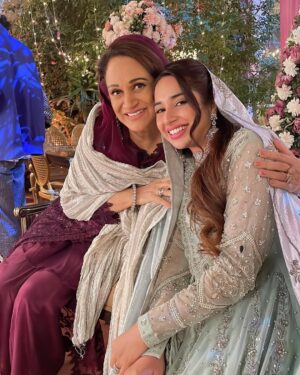 Sabeena Farooq Instagram - Leaked images from the event. 
All things about that day matlab larka, saas, mithai, khushian, makeup, roti 
Dress by @amnaarshadofficial