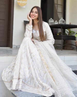 Sabeena Farooq Instagram - Was supposed to wear this if i wasn’t ill on Eid 🥺😞
Wearing @haseensofficial 
📸 @maheencaptures_ 
Pr @pr_by_zainab