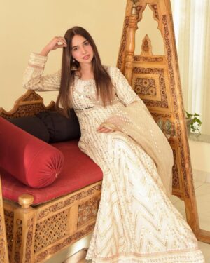 Sabeena Farooq Instagram - Was supposed to wear this if i wasn’t ill on Eid 🥺😞
Wearing @haseensofficial 
📸 @maheencaptures_ 
Pr @pr_by_zainab