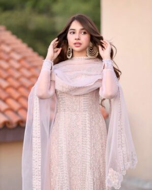 Sabeena Farooq Instagram - Chalo g is saal phr mjh akeli ki taraf se Eid mubarak. US TO YOU nahi ha is saal bhi 🌸 

Loved these shots by @inshalakram.photography 
Jewellery by @mahrukhscollectionsby_sadia 
Dress by @xeniaformals