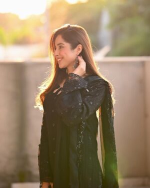 Sabeena Farooq Instagram - x @narminbynarkins✨ Styled this mesmerizing look with Narmin from their dazzling Dhanak Luxury Collection. ALLURE, a true embodiment of black elegance 🖤  Use my code Sabeena25 for 25% off on your Dhanak purchase! 
#pr_by @rangdeproduction
#NarminbyNarkins #DhanakFestiveCollection #weddingseason #Allure #Blackbeauty #Winterweddings23