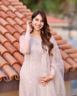 Sabeena Farooq Instagram - Chalo g is saal phr mjh akeli ki taraf se Eid mubarak. US TO YOU nahi ha is saal bhi 🌸 

Loved these shots by @inshalakram.photography 
Jewellery by @mahrukhscollectionsby_sadia 
Dress by @xeniaformals