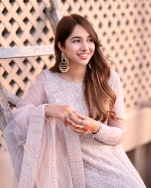 Sabeena Farooq Instagram - Chalo g is saal phr mjh akeli ki taraf se Eid mubarak. US TO YOU nahi ha is saal bhi 🌸 

Loved these shots by @inshalakram.photography 
Jewellery by @mahrukhscollectionsby_sadia 
Dress by @xeniaformals