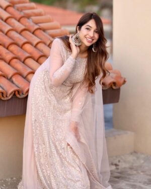 Sabeena Farooq Instagram - Chalo g is saal phr mjh akeli ki taraf se Eid mubarak. US TO YOU nahi ha is saal bhi 🌸 

Loved these shots by @inshalakram.photography 
Jewellery by @mahrukhscollectionsby_sadia 
Dress by @xeniaformals