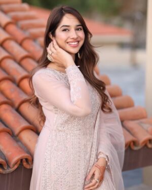 Sabeena Farooq Instagram - Chalo g is saal phr mjh akeli ki taraf se Eid mubarak. US TO YOU nahi ha is saal bhi 🌸 

Loved these shots by @inshalakram.photography 
Jewellery by @mahrukhscollectionsby_sadia 
Dress by @xeniaformals