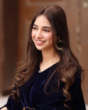 Sabeena Farooq Instagram - Posting old pictures from gallery bcz rozay ma pictures wali energy ni hoti. 

📷 @inshalakram.photography