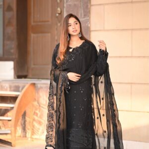 Sabeena Farooq Instagram - x @narminbynarkins✨ Styled this mesmerizing look with Narmin from their dazzling Dhanak Luxury Collection. ALLURE, a true embodiment of black elegance 🖤  Use my code Sabeena25 for 25% off on your Dhanak purchase! 
#pr_by @rangdeproduction
#NarminbyNarkins #DhanakFestiveCollection #weddingseason #Allure #Blackbeauty #Winterweddings23