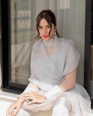Sabeena Farooq Instagram - In my frozen era although its melting 👗🔥
Wearing @ridafchatthaofficial 
Pr by @arprofficial 
Shot by @maheenn98