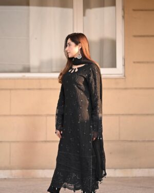 Sabeena Farooq Instagram - x @narminbynarkins✨ Styled this mesmerizing look with Narmin from their dazzling Dhanak Luxury Collection. ALLURE, a true embodiment of black elegance 🖤  Use my code Sabeena25 for 25% off on your Dhanak purchase! 
#pr_by @rangdeproduction
#NarminbyNarkins #DhanakFestiveCollection #weddingseason #Allure #Blackbeauty #Winterweddings23