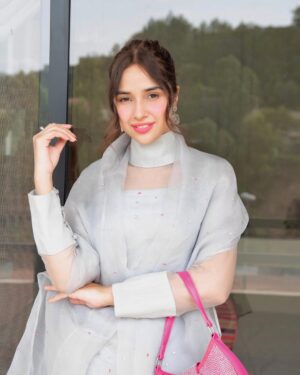 Sabeena Farooq Instagram - In my frozen era although its melting 👗🔥
Wearing @ridafchatthaofficial 
Pr by @arprofficial 
Shot by @maheenn98