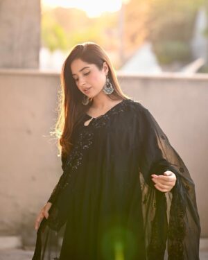 Sabeena Farooq Instagram - x @narminbynarkins✨ Styled this mesmerizing look with Narmin from their dazzling Dhanak Luxury Collection. ALLURE, a true embodiment of black elegance 🖤  Use my code Sabeena25 for 25% off on your Dhanak purchase! 
#pr_by @rangdeproduction
#NarminbyNarkins #DhanakFestiveCollection #weddingseason #Allure #Blackbeauty #Winterweddings23