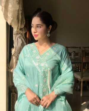 Sabeena Farooq Instagram - Wearing my favourite color for this summer. 
Dress by @daudabbasofficial