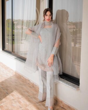 Sabeena Farooq Instagram - In my frozen era although its melting 👗🔥
Wearing @ridafchatthaofficial 
Pr by @arprofficial 
Shot by @maheenn98