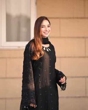 Sabeena Farooq Instagram - x @narminbynarkins✨ Styled this mesmerizing look with Narmin from their dazzling Dhanak Luxury Collection. ALLURE, a true embodiment of black elegance 🖤  Use my code Sabeena25 for 25% off on your Dhanak purchase! 
#pr_by @rangdeproduction
#NarminbyNarkins #DhanakFestiveCollection #weddingseason #Allure #Blackbeauty #Winterweddings23