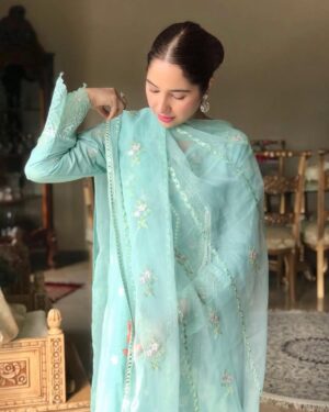 Sabeena Farooq Instagram - Wearing my favourite color for this summer. 
Dress by @daudabbasofficial