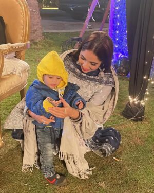 Sabeena Farooq Instagram - Kid be like k inn masoom hathon se ye kya krwa dia Haya 🤦‍♂️