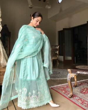 Sabeena Farooq Instagram - Wearing my favourite color for this summer. 
Dress by @daudabbasofficial
