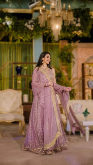 Sabeena Syed Instagram - Obsessing over lilac here 😍 in @mariyamdrizwan 
Makeup by the one and only @mimi_does_makeup_ 

• • •
📸: @takesbytwo 
#mehendiootd