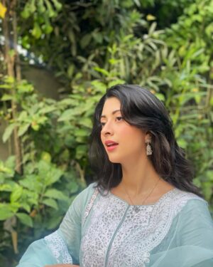 Sabeena Syed Instagram - Eid Mubarak 🐐

•••• 
Cutest outfit 🤍🩵 and cutest pictures by my mom this time around 🌺 🍃