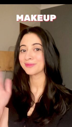 Sabeena Syed Instagram - I’m not into gatekeeping my makeup hacks 🤪🤗 so here’s one I’ve recently discovered! 🫡
I’ve also mentioned the steps in the caption below 😍💖

Step 1: 
Moisturiser 

Step 2: 
Translucent powder. I ended up putting on too much but you just need a bit of it. 

Step 3: 
Setting spray 

Step 4: 
Primer 

Step 5: 
Foundation and the rest of your makeup, I’ve done a very, very light look here but the makeup stays on like 24/7 even with the full glam look too🤩
