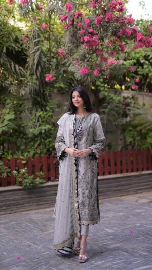 Sabeena Syed Instagram - Elevate your Eid celebrations with @AsimJofa @IamAsimJofa #MeraHaseenJora. Experience luxury and opulence like never before.
.
.
.
Styled by @ebrahimjaliawala

#sabeenasaeed #styledbyebrahim #asimjofa #eid2024