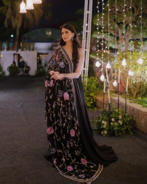 Sabeena Syed Instagram - Caught up in the present ✨

• • • • • 
👗: @lulusarstudio 
💄: @mimi_does_makeup_ 
📸: @takesbytwo