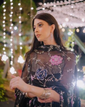 Sabeena Syed Instagram - Caught up in the present ✨

• • • • • 
👗: @lulusarstudio 
💄: @mimi_does_makeup_ 
📸: @takesbytwo