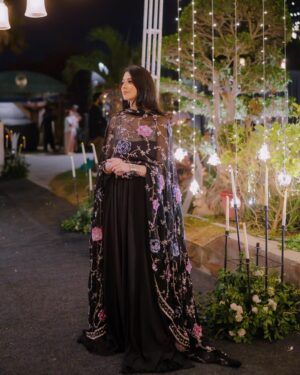 Sabeena Syed Instagram - Caught up in the present ✨

• • • • • 
👗: @lulusarstudio 
💄: @mimi_does_makeup_ 
📸: @takesbytwo