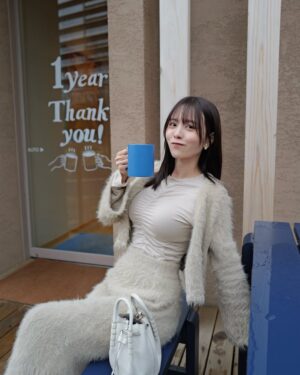 Sachika Nitta Instagram - Beige Ootd🥜

カーディガン肩掛けするスタイル春先までやり続けそう♡
4枚目の手元、スパンコールが柔らかく煌めいて好き。
最後は、ハマっとる画角でおしまい✌🏽

※何かを強調しているように見えかねませんが、顔が盛れていたので仕方がないです。えぇ。