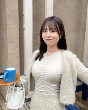 Sachika Nitta Instagram - Beige Ootd🥜

カーディガン肩掛けするスタイル春先までやり続けそう♡
4枚目の手元、スパンコールが柔らかく煌めいて好き。
最後は、ハマっとる画角でおしまい✌🏽

※何かを強調しているように見えかねませんが、顔が盛れていたので仕方がないです。えぇ。