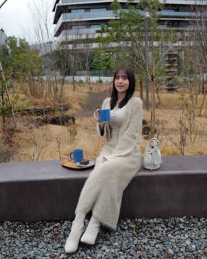Sachika Nitta Instagram - Beige Ootd🥜

カーディガン肩掛けするスタイル春先までやり続けそう♡
4枚目の手元、スパンコールが柔らかく煌めいて好き。
最後は、ハマっとる画角でおしまい✌🏽

※何かを強調しているように見えかねませんが、顔が盛れていたので仕方がないです。えぇ。