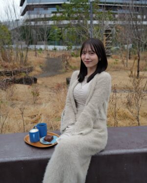 Sachika Nitta Instagram - Beige Ootd🥜

カーディガン肩掛けするスタイル春先までやり続けそう♡
4枚目の手元、スパンコールが柔らかく煌めいて好き。
最後は、ハマっとる画角でおしまい✌🏽

※何かを強調しているように見えかねませんが、顔が盛れていたので仕方がないです。えぇ。
