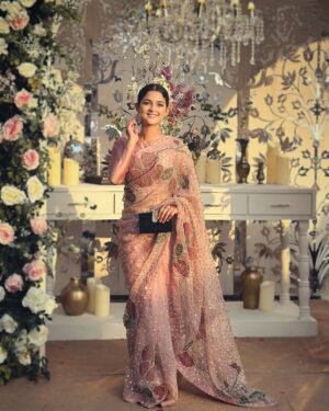 Sadia Ayman Instagram - Pink is the new poetry of love and elegance.🌷

Wearing @audriana_exclusives